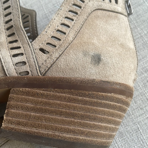 Vince Camuto tan suede Bootie size 9m - Picture 9 of 10